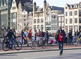 Normal_amsterdam__rokin__toeristen__huizen__ov-fietsen__beeld_via_gemeente_amsterdam_