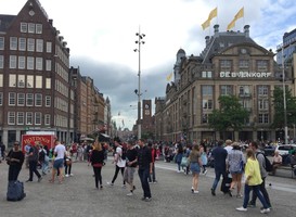 Normal_amsterdam__dam__bijenkorf__toeristen
