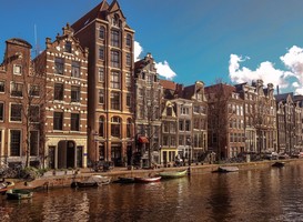 Normal_amsterdam__grachtenpanden__grachten__water__bootjes__mooi_weer__airbnb__verhuur__woningtekort