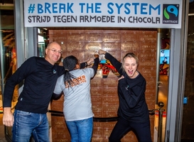 Presentatrice Tess Milne en cacaoboerin Assata Doumbia verrichten opening chocoladepopupstore op Utrecht Centraal Presentatrice Tess Milne en cacaoboerin Assata Doumbia verrichten opening chocoladepopupstore op Utrecht Centraal