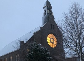 De voormalige Gereformeerde kerk van architect Tj. Kuipers werd in 1913 gebouwd. In 2010 was de laatste dienst. Inmiddels is de kerk verkocht en er wordt binnenkort een Bed & Breakfast gevestigd, die naar verwachting vanaf februari 2020 geopend zal zijn. De voormalige Gereformeerde kerk van architect Tj. Kuipers werd in 1913 gebouwd. In 2010 was de laatste dienst. Inmiddels is de kerk verkocht en er wordt binnenkort een Bed & Breakfast gevestigd, die naar verwachting vanaf februari 2020 geopend zal zijn.