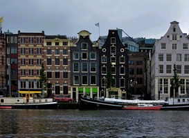 Normal_amsterdam__grachtenpanden__grachten__water__boten__airbnb__verhuur__huizen