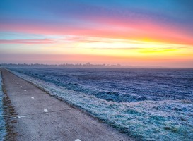 Normal_fietspad__nederland__lf-icoonroute__koud__zonsopkomst__zonsopgang__platteland