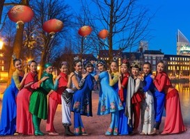 Chinese artiesten bij de Hofvijver (Chinees Nationaal Circus, Groot Kerstcircus Den Haag - kerstvakantie 2019) Chinese artiesten bij de Hofvijver (Chinees Nationaal Circus, Groot Kerstcircus Den Haag - kerstvakantie 2019)