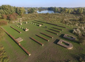 Castra Herculis was een fort in Romeins Nederland. Het castellum Meinerswijk bij Arnhem werd vermoedelijk tussen het jaar 10 en 20 gebouwd door de Romeinse generaal Germanicus aan de zuidzijde van de Rijn. Foto: Nederlandse Limes Samenwerking Castra Herculis was een fort in Romeins Nederland. Het castellum Meinerswijk bij Arnhem werd vermoedelijk tussen het jaar 10 en 20 gebouwd door de Romeinse generaal Germanicus aan de zuidzijde van de Rijn. Foto: Nederlandse Limes Samenwerking