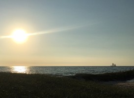 Normal_ijsselmeer__zeilboot__zon__dijk