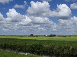 Normal_omringdijk__west-friesland__streekpad_westfriese_omringdijk__noord-holland__platteland__weilanden__wolken__blauwe_lucht