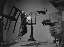 'Salvador Dalí A (Dali Atomicus). Foto; Philippe Halsman. Via: Library of Congress - 'No known restrictions on publication. No renewal found in Copyright Office.' : https://www.loc.gov/pictures/item/2005687578/ 'Salvador Dalí A (Dali Atomicus). Foto; Philippe Halsman. Via: Library of Congress - 'No known restrictions on publication. No renewal found in Copyright Office.' : https://www.loc.gov/pictures/item/2005687578/