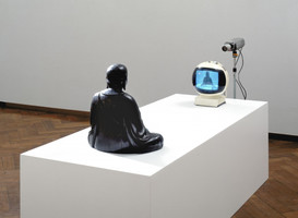 Nam June Paik, 'TV-Buddha', 1974. Collectie Stedelijk Museum Amsterdam. Foto; Stedelijk Museum Amsterdam.