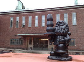 Kabouter Buttplug bij Boijmans Van Beuningen in Rotterdam. Foto; Erwin Boogert via Wikimedia - https://commons.wikimedia.org/wiki/File:Dwarf,_ook_wel,_Kabouter_Buttplug,_bij_de_entree_van_het_Boijmans_-_panoramio.jpg / https://creativecommons.org/licenses