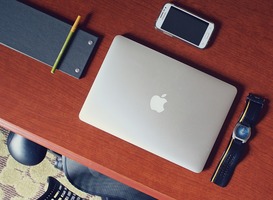 Normal_hotel__werkplek__laptop__horloge__smartphone__bureau__samsung__apple__bureaustoel_herman_miller
