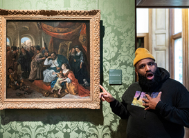 Willie Wartaal bij werk van Jan Steen in Mauritshuis Den Haag voor Bekijk het Mauritshuis met je oren Willie Wartaal bij werk van Jan Steen in Mauritshuis Den Haag voor Bekijk het Mauritshuis met je oren