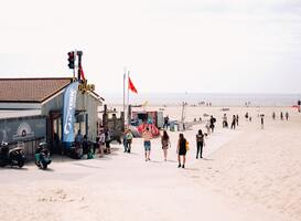 Drukte richting strand Drukte richting strand