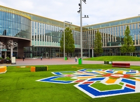 Amsterdam is tijdelijk stadspark rijker: enorm grastapijt in Zuidoost Amsterdam is tijdelijk stadspark rijker: enorm grastapijt in Zuidoost