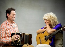 Carel Kraayenhof en Leoni Jansen met bijzonder theaterconcert in openlucht, foto: Merlijn Doomernik Carel Kraayenhof en Leoni Jansen met bijzonder theaterconcert in openlucht, foto: Merlijn Doomernik