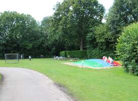 Normal_voetbalveld_en_airtrampoline