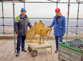 Normal_uitvoerder_toon_weijters_nico_de_bont_bv_en_wethouder_eelco_eerenberg_met_de_windvaan