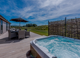 Normal_landalnorthlakeslodgesjacuzzi