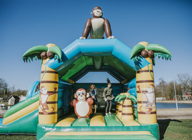 Normal_springen_op_springkussen_vakantiepark_dierenbos