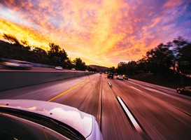 Stijgende olieprijzen: Met de auto, de trein of het vliegtuig? Stijgende olieprijzen: Met de auto, de trein of het vliegtuig?