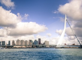 Rotterdams dronevliegers nemen lichtshow op tegen de oorlog in Oekraïne Rotterdams dronevliegers nemen lichtshow op tegen de oorlog in Oekraïne