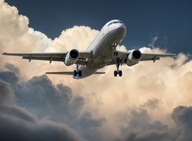 Normal_aircraft-jet-landing-cloud-46148