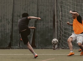Straatvoetbaltoernooi in Rotterdam met bekende sporters en artiesten Straatvoetbaltoernooi in Rotterdam met bekende sporters en artiesten