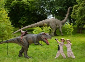 Levensechte dino's ontmoeten als perfecte gezinsuitje in Schiedam Levensechte dino's ontmoeten als perfecte gezinsuitje in Schiedam