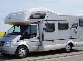Kampeerders in camping Dwingeloo maken plaats voor campers Kampeerders in camping Dwingeloo maken plaats voor campers