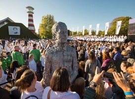 Kinderen herdenken slachtoffers van Oekraïne op 4 mei in Madurodam Kinderen herdenken slachtoffers van Oekraïne op 4 mei in Madurodam