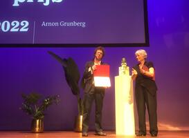 Arnon Grunberg neemt P.C. Hooftprijs in ontvangst voor verhalend proza Arnon Grunberg neemt P.C. Hooftprijs in ontvangst voor verhalend proza