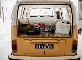Tientallen oldtimers onderdeel van eerste rijdende escaperoom Tientallen oldtimers onderdeel van eerste rijdende escaperoom