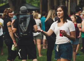 Festivalmuntjes: Je geeft al snel 10 euro uit voor een drankje Festivalmuntjes: Je geeft al snel 10 euro uit voor een drankje
