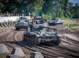Tankdemonstraties bij het Nationaal Militair Museum tijdens 'Zomeroffensief' Tankdemonstraties bij het Nationaal Militair Museum tijdens 'Zomeroffensief'