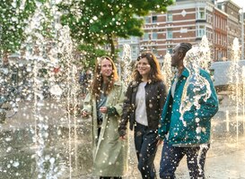 Modern Love Amsterdam deze winter te zien op Prime Video Modern Love Amsterdam deze winter te zien op Prime Video