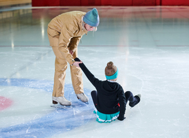 Normal_girl-falling-in-ice-skating-2021-09-24-03-51-50-utc