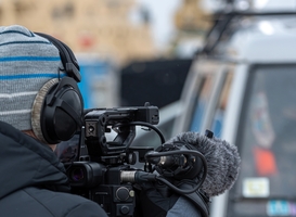 Actrice Maryam Hassouni komt met boek over Nederlandse tv- en filmindustrie Actrice Maryam Hassouni komt met boek over Nederlandse tv- en filmindustrie