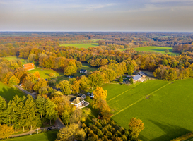 Veel protest in Hoenderloo tegen plannen luxe hotel op Hoge Veluwe Veel protest in Hoenderloo tegen plannen luxe hotel op Hoge Veluwe