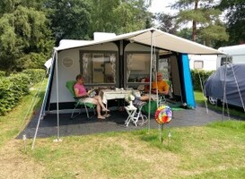 Normal_kamperen__caravan__camping__voortent__vijftigers__burgerlijk__alles_op_orde