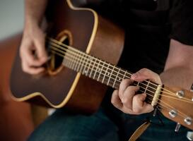 ‘Fileconcert’ op A7 door muzikant Sander: ‘Ik wilde iets doen aan de chagrijnige gezichten’ ‘Fileconcert’ op A7 door muzikant Sander: ‘Ik wilde iets doen aan de chagrijnige gezichten’
