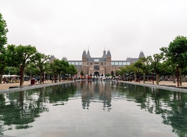Normal_rjksmuseum-in-amsterdam-and-reflections-on-pond-a-2022-11-04-22-11-54-utc