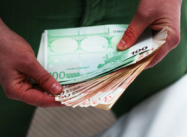 Normal_holding-money-2022-11-09-10-46-58-utc