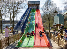 Dinoland wijd nieuwe glijbaan van 40 meter lang in Dinoland wijd nieuwe glijbaan van 40 meter lang in
