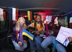 Uber introduceert een muzikale Sing-along Van met Jeangu Macrooy Uber introduceert een muzikale Sing-along Van met Jeangu Macrooy