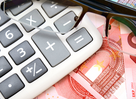Normal_glasses-and-the-calculator-for-euro-2021-09-03-09-05-59-utc