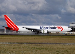 Normal_boeing_757-300_martinair_ph-mcm_landing_at_schiphol_with_trustreversers_on