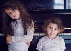 Normal_zusjes_met_piano