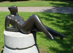 Normal_rotterdam_kunstwerk_liggend_naakt
