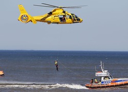 Normal_reddingsbrigade_sloep_helicopter_lifeboat
