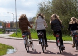 Normal_vier_fietsers_naast_elkaar